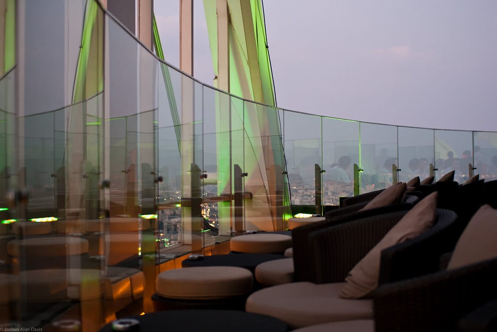 Sky Bar Bangkok 198m: Nhâm Nhi Rượu Véc-mút Ngọt Trên Sông Chao Phraya