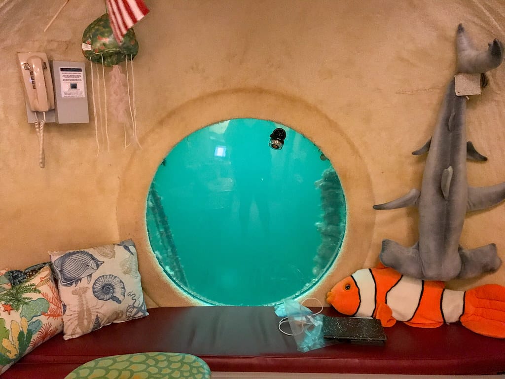 Jules Undersea Lodge Florida. Đêm Dưới Đáy Biển Cùng Đàn Cá Bơi Qua Cửa Sổ