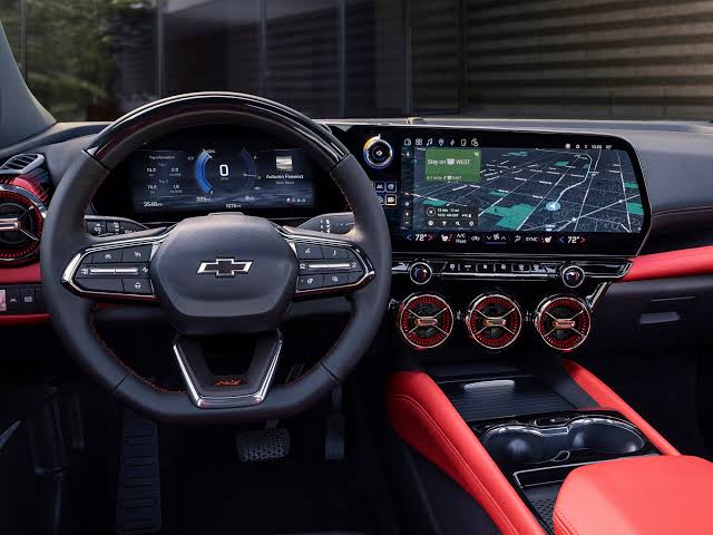 Vì sao GM bỏ CarPlay trên xe điện nhưng giữ lại trên Lyriq